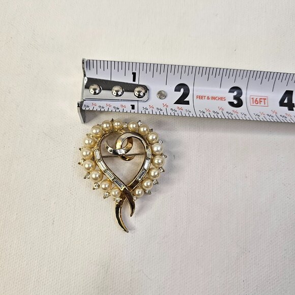 Trifari Gold Tone Heart Shape Brooch Rhinestone Faux Pearl Vintage Pin Marked - Picture 7 of 8